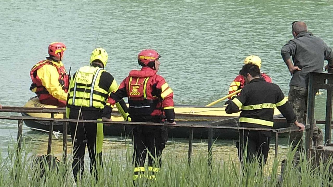 Un momento dell'intervento dei vigili del fuoco