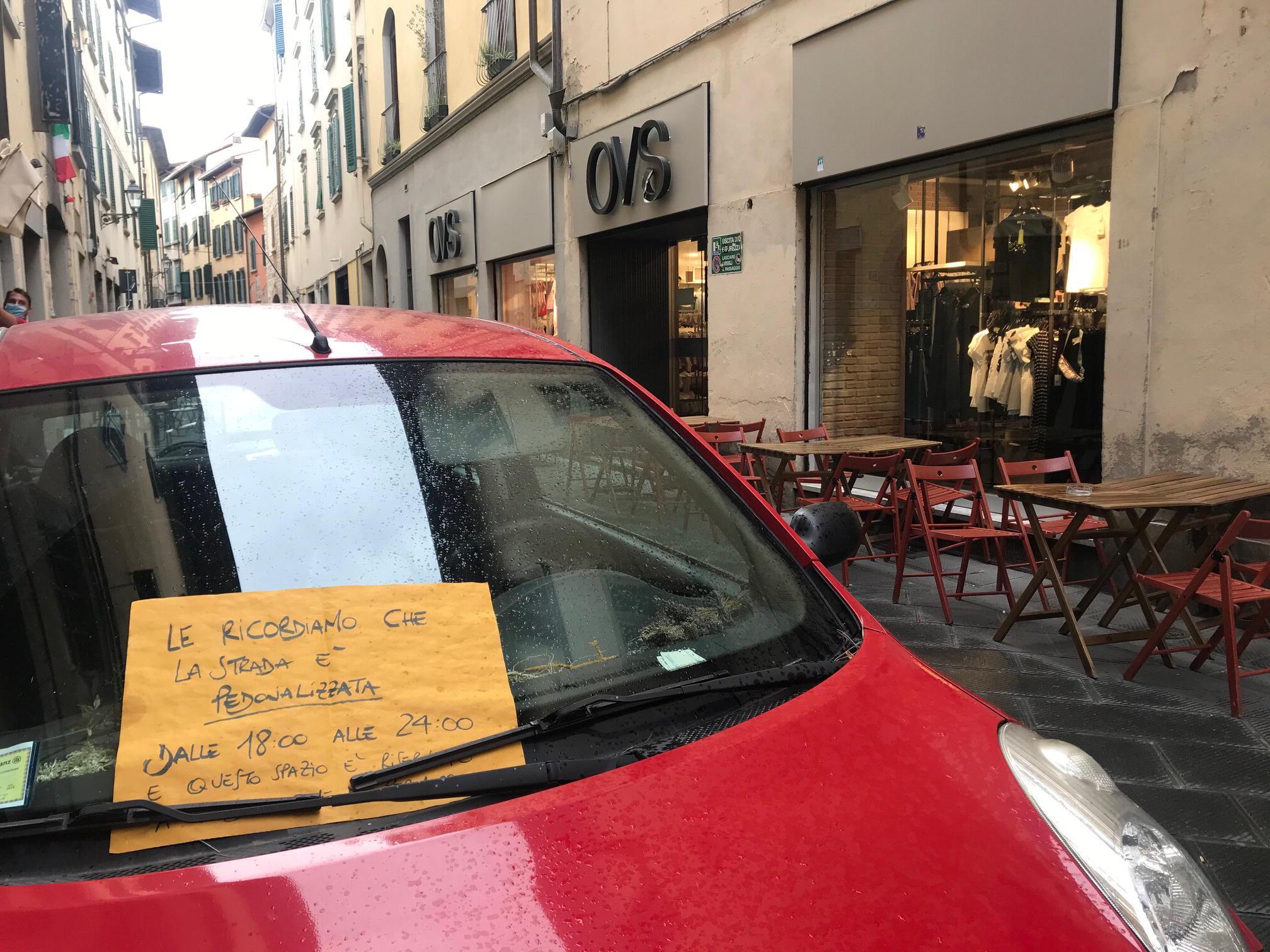 Un'auto parcheggiata in via Settesoldi nella prima serata di pedonalizzazione