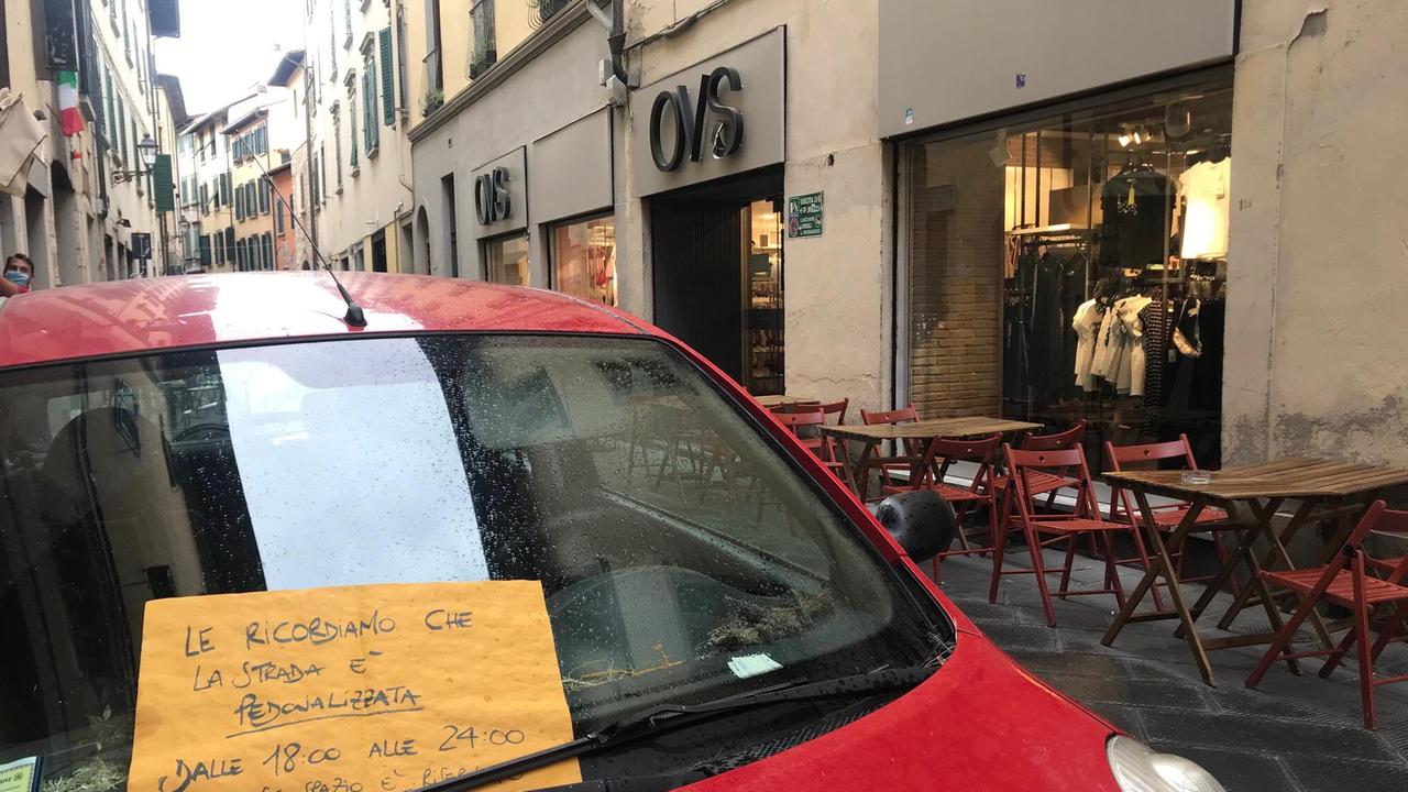 Un'auto parcheggiata in via Settesoldi nella prima serata di pedonalizzazione