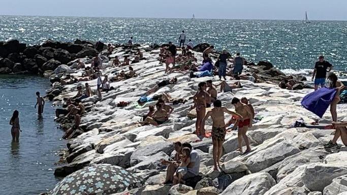 I primi bagnanti a Marina di Pisa
