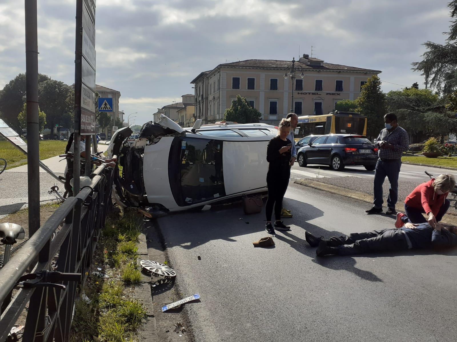 Auto investe pedone e si ribalta davanti alla stazione
