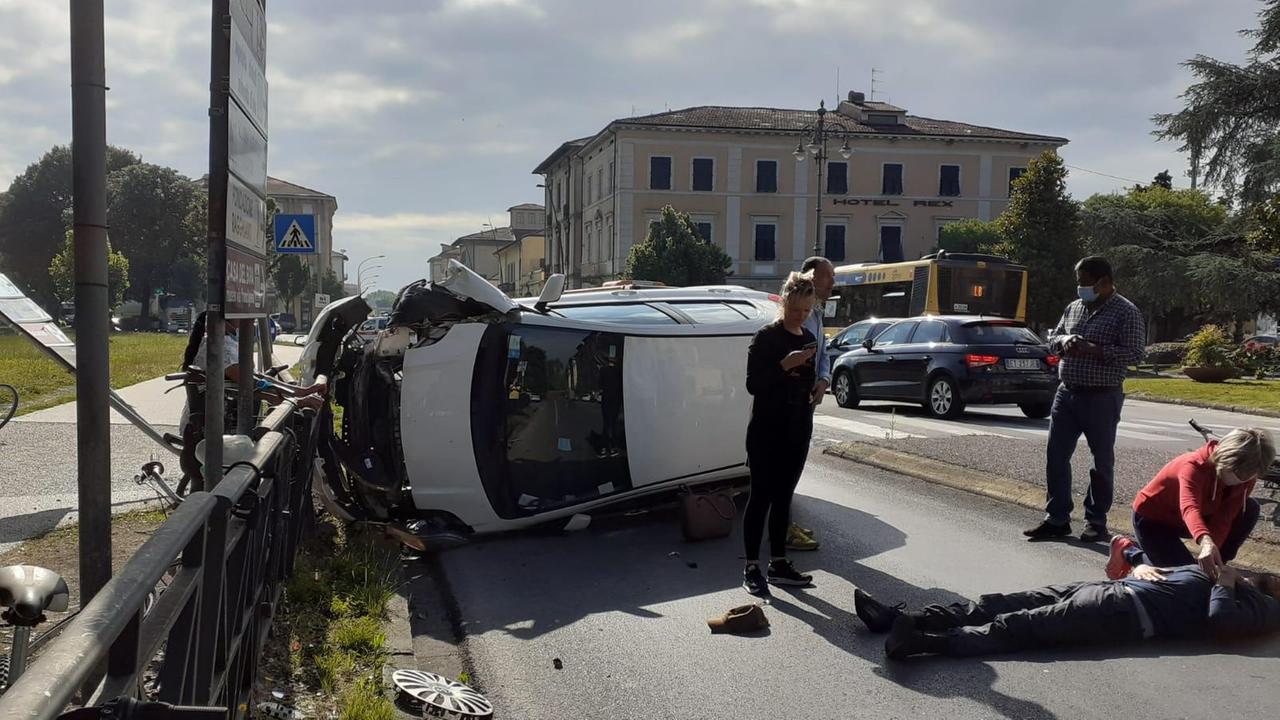 Auto investe pedone e si ribalta davanti alla stazione