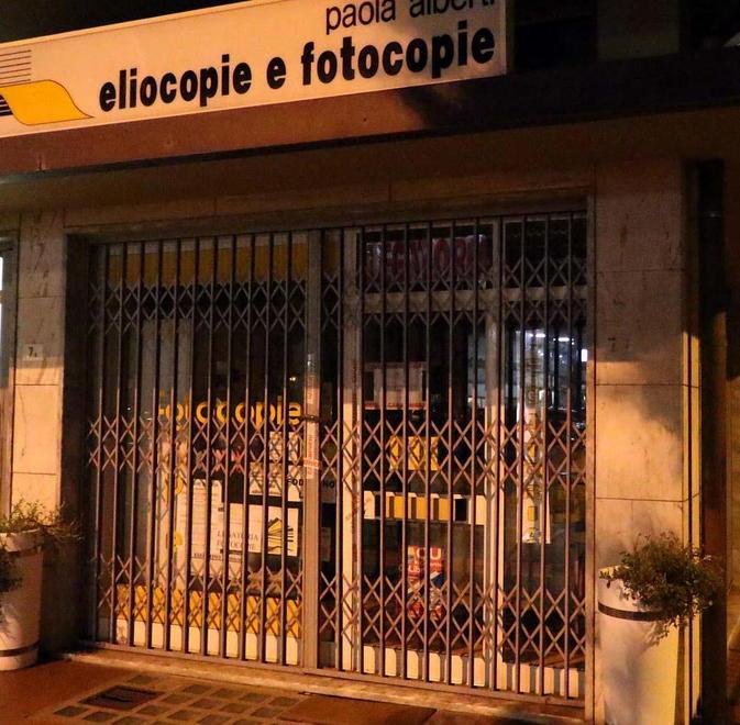 Il negozio di piazza Liberazione dove secondo l’accusa si stampavano soldi falsi