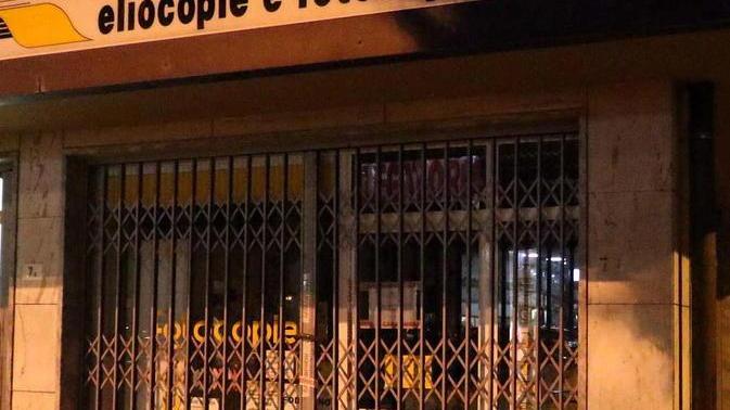 Il negozio di piazza Liberazione dove secondo l’accusa si stampavano soldi falsi