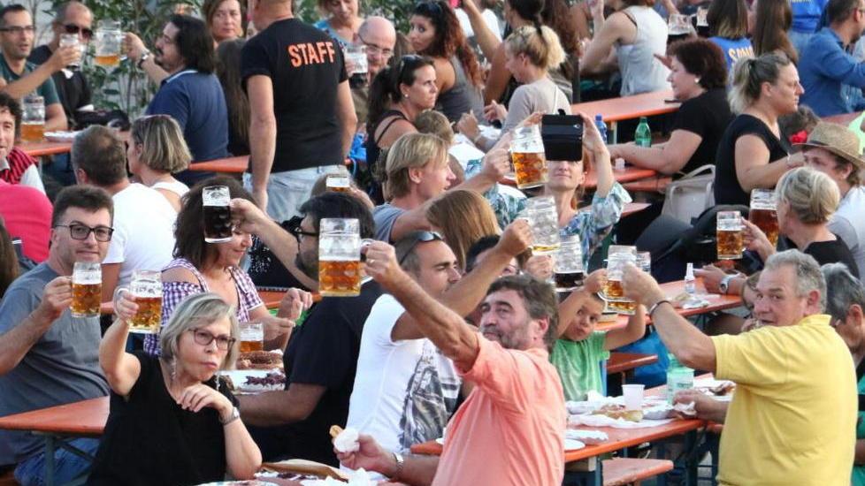 Commercianti in piazza contro la festa della birra
