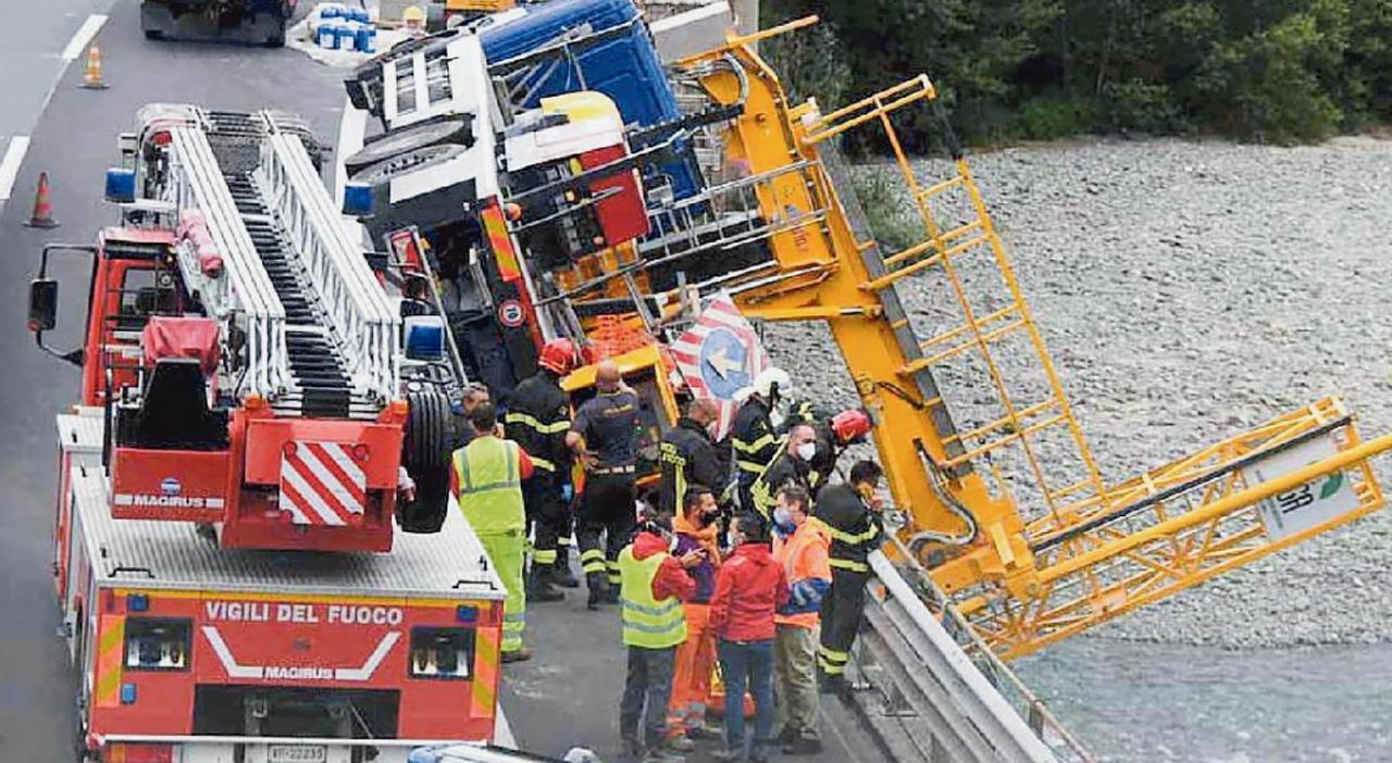 Camion ribaltato, accertamenti sul mezzo. Migliorano le condizioni dei 2 operai feriti