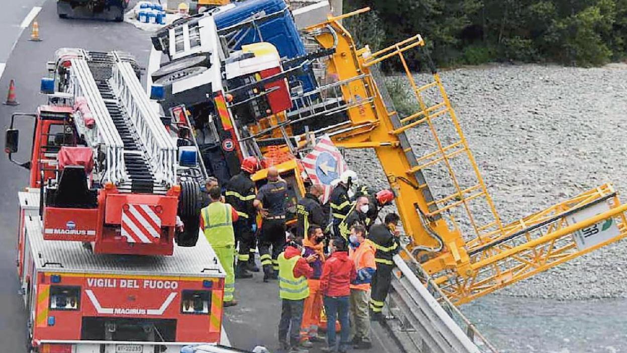 Camion ribaltato, accertamenti sul mezzo. Migliorano le condizioni dei 2 operai feriti