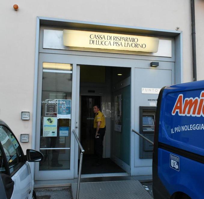 Fanno un buco nel muro e rapinano la banca 