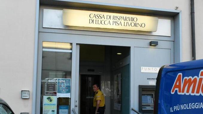 Fanno un buco nel muro e rapinano la banca