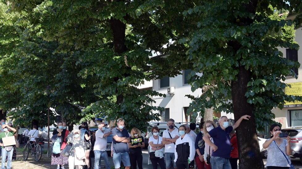 La manifestazione nel viale IV Novembre in difesa dei tigli (foto Carlo Sestini)