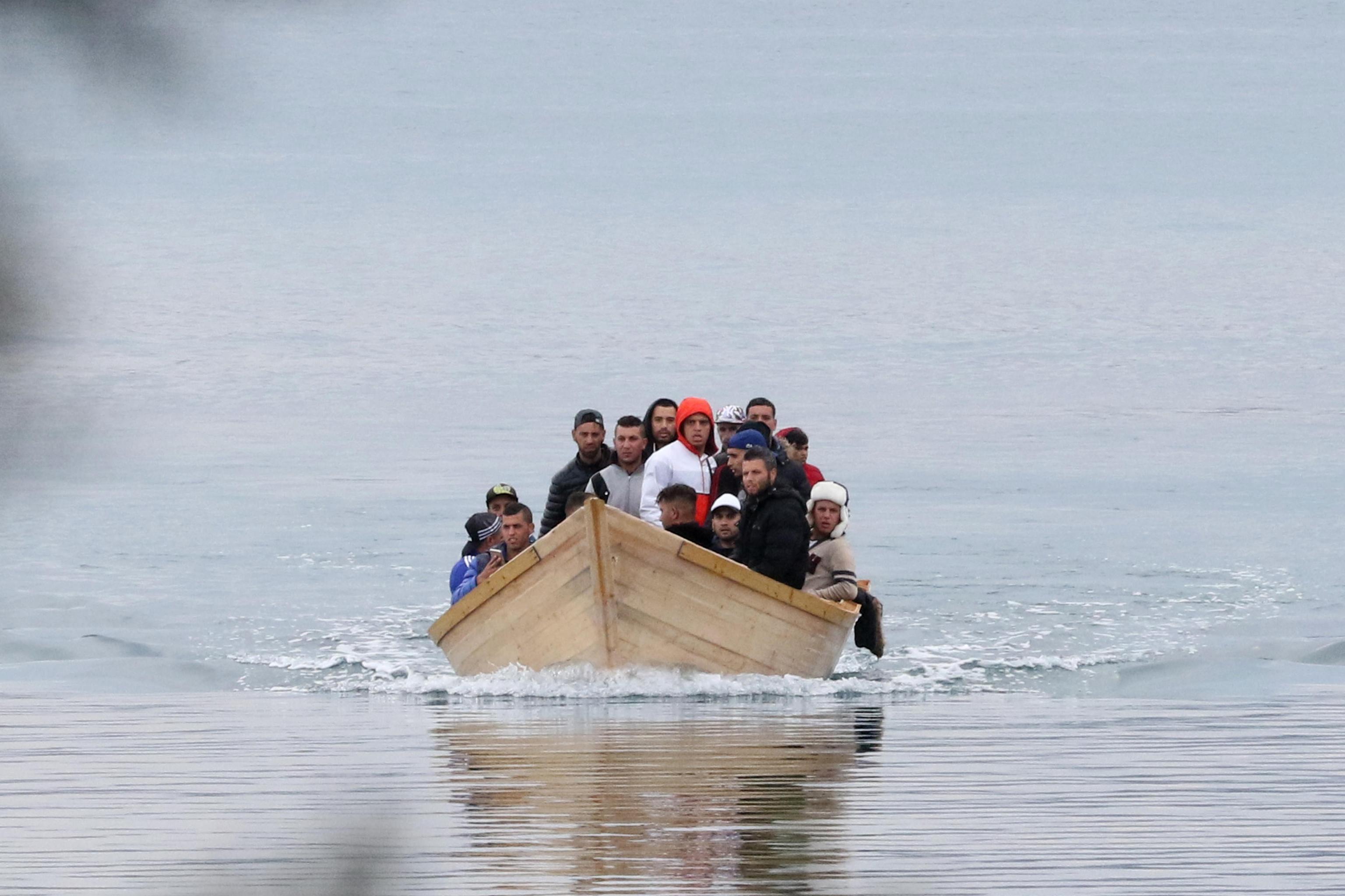 Cinque migranti sbarcano nella spiaggia di Porto Pino