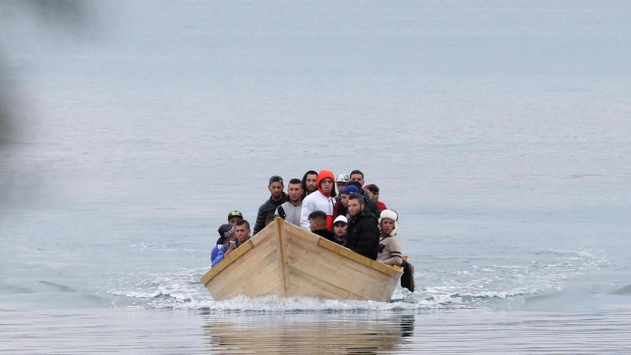 Cinque migranti sbarcano nella spiaggia di Porto Pino