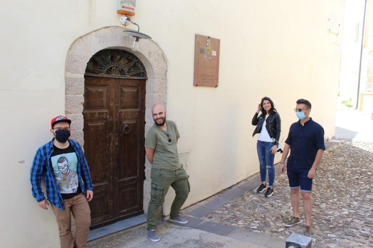 Alcuni dei giovani impegnati nel progetto davanti a casa Calvia