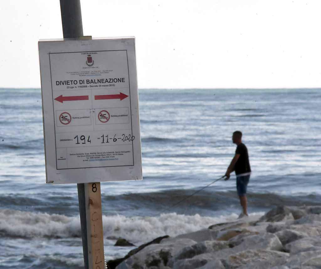 Bagni al mare, revocati i divieti sul litorale. Ma non a Cinquale
