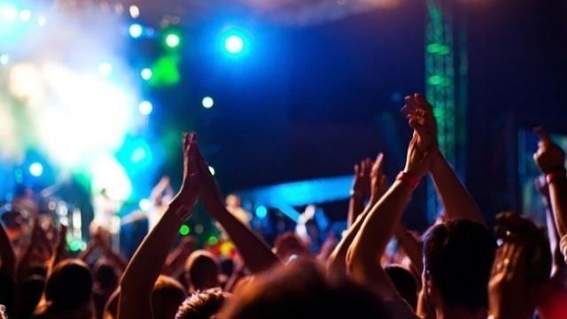 La Toscana riapre cinema e sale giochi, ok anche alle discoteche (ma si balla solo all'aperto)