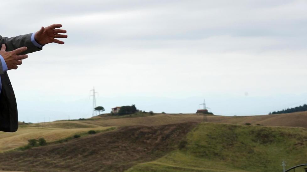 il titolare della società Nuova servizi ambiente indica la parte dei terreni già preparati per accogliere i rifiuti (Foto Franco Silvi)