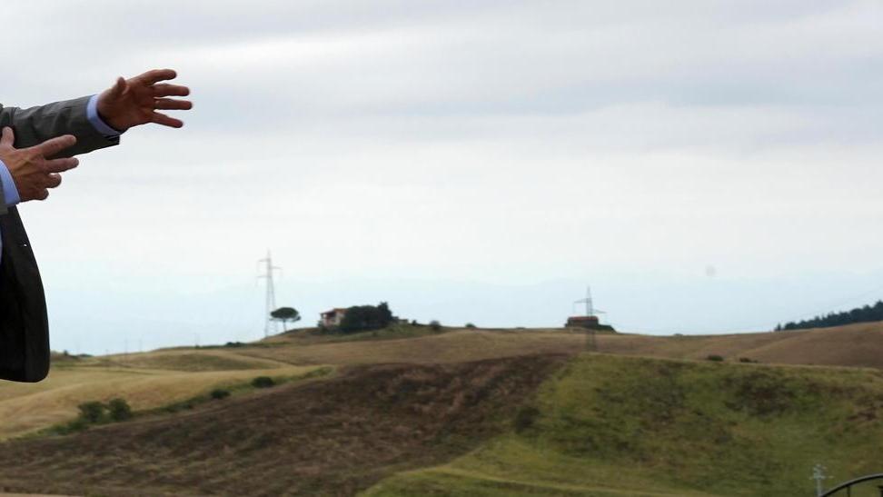 il titolare della società Nuova servizi ambiente indica la parte dei terreni già preparati per accogliere i rifiuti (Foto Franco Silvi)