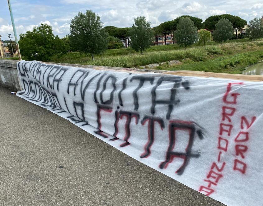 Lo striscione esposto dai tifosi granata sulla passerella che collega il centro al villaggio scolastico (Foto Franco Silvi)