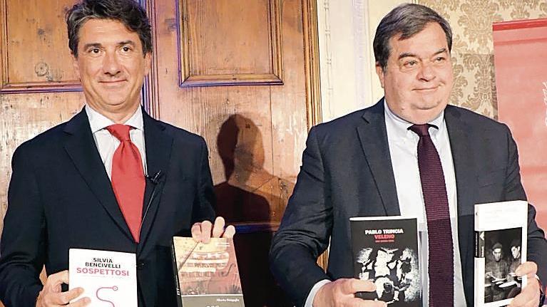 Gian Luigi Zaina e Guido Gentili con i quattro volumi finalisti