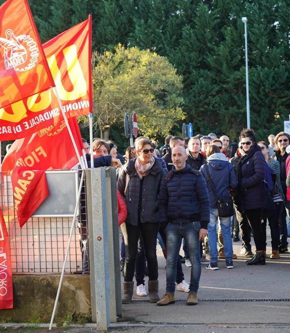 Sindacati e lavoratori in presidio all’esterno dello stabilimento ex Continental a Fauglia