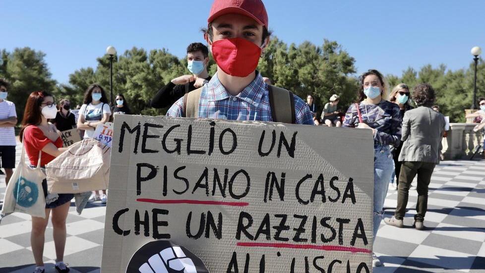 "Meglio un pisano in casa che un razzista all'uscio...", in centinaia alla Terrazza per il “BlackLivesMatter”