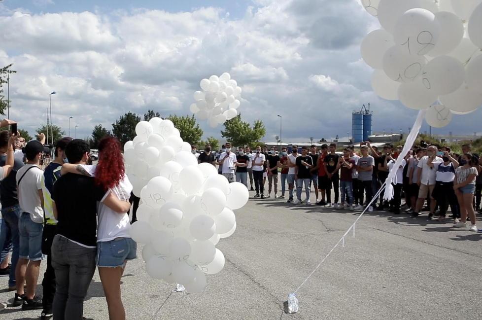 Il lancio dei palloncini bianchi in cielo per ricordare Antonio Chelarescu (Foto Nucci)