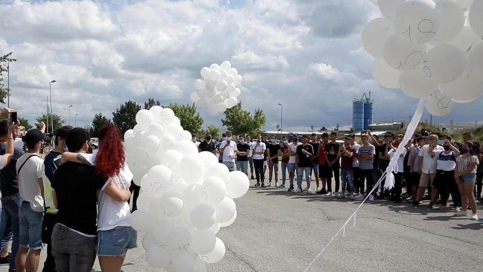 Il lancio dei palloncini bianchi in cielo per ricordare Antonio Chelarescu (Foto Nucci)