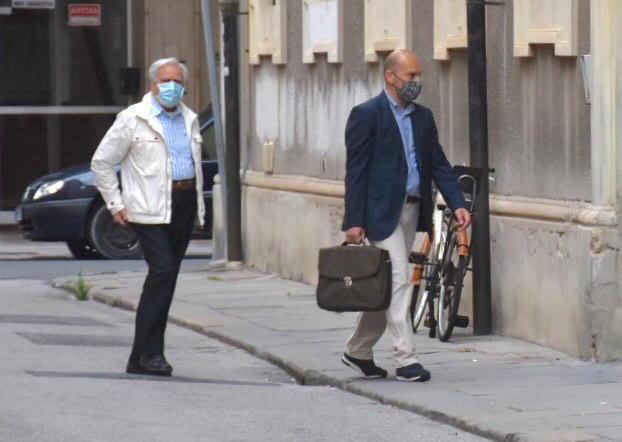 L'arrivo di Antonio Mattera (con il suo avvocato Federico Pistoia) in tribunale per l'interrogatorio di garanzia (foto Dario Marzi)