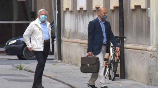 L'arrivo di Antonio Mattera (con il suo avvocato Federico Pistoia) in tribunale per l'interrogatorio di garanzia (foto Dario Marzi)