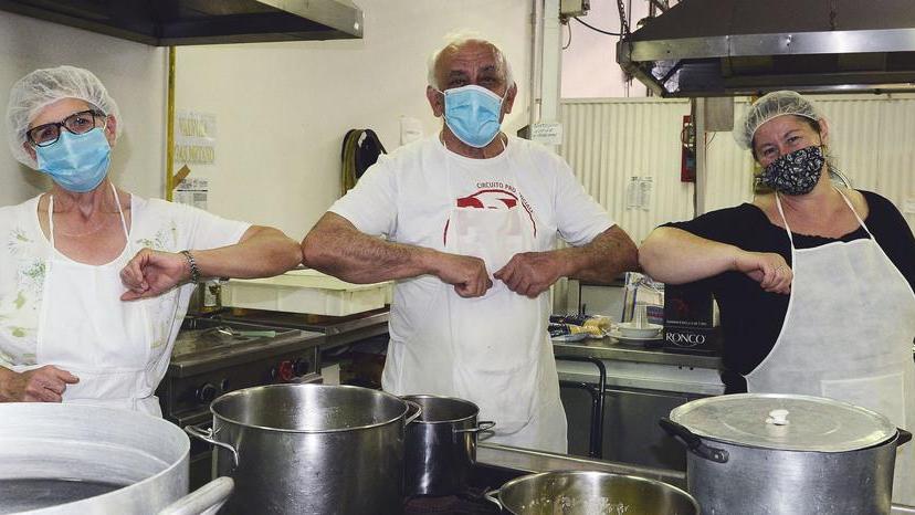 Modena, volontari col termometro e meno tavoli Ponte Alto “laboratorio” per le feste Pd