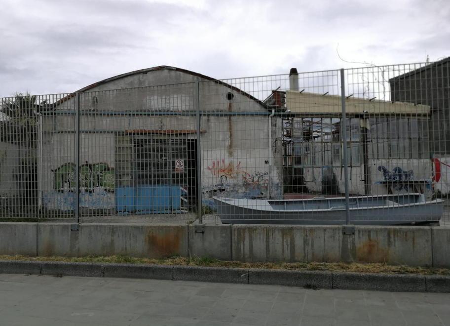 Una copertura provvisoria per il degrado in zona porto 