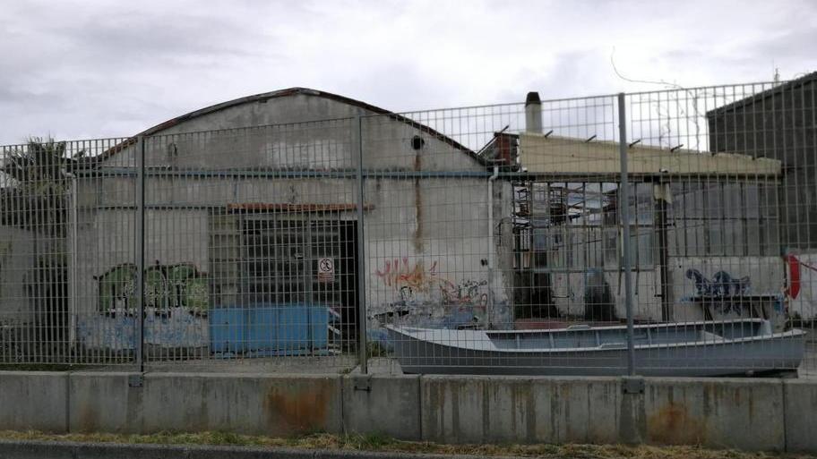 Una copertura provvisoria per il degrado in zona porto