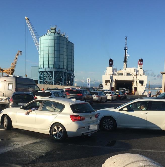 Poche navi in partenza la sera Non c’è più posto per le auto 