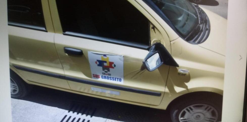 Prende a calci auto del Coeso Arrivano gli agenti 