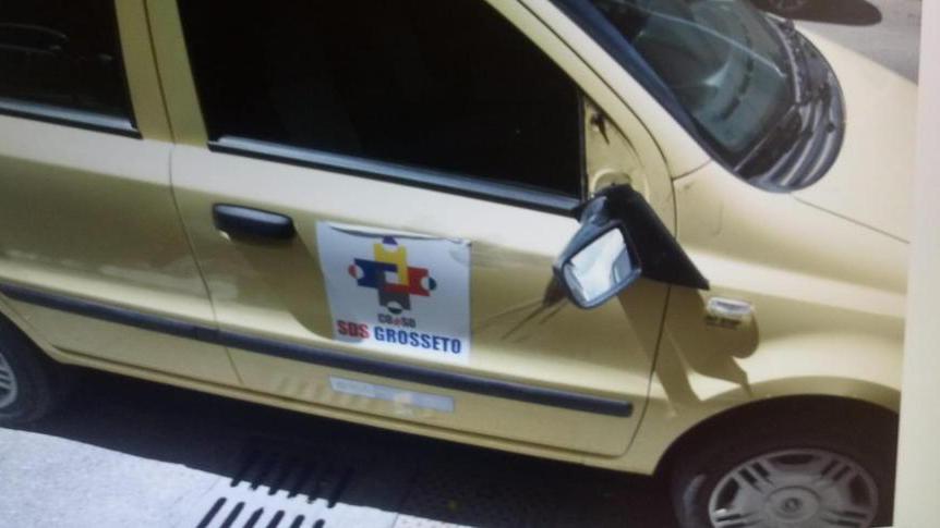 Prende a calci auto del Coeso Arrivano gli agenti