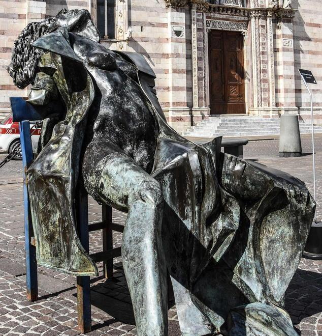 Pose da manichino o lap dance: quelle statue e lo sguardo stereotipato sull’universo femminile