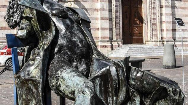 Pose da manichino o lap dance: quelle statue e lo sguardo stereotipato sull’universo femminile