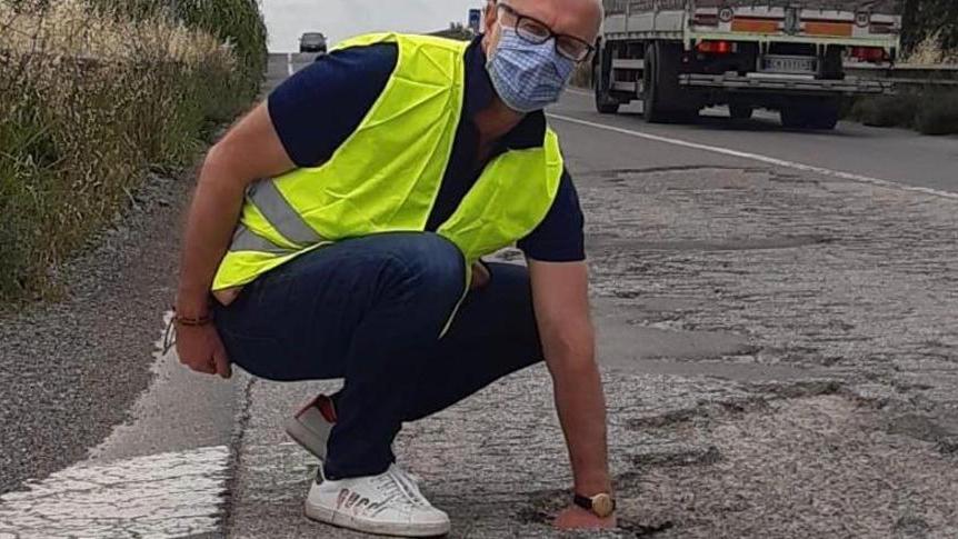 Variante colabrodo «Il sindaco Spinelli fa una commedia»