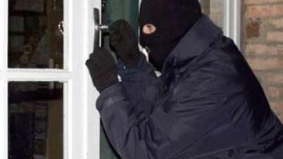 La compagna dorme sul divano e i ladri gli svaligiano la casa