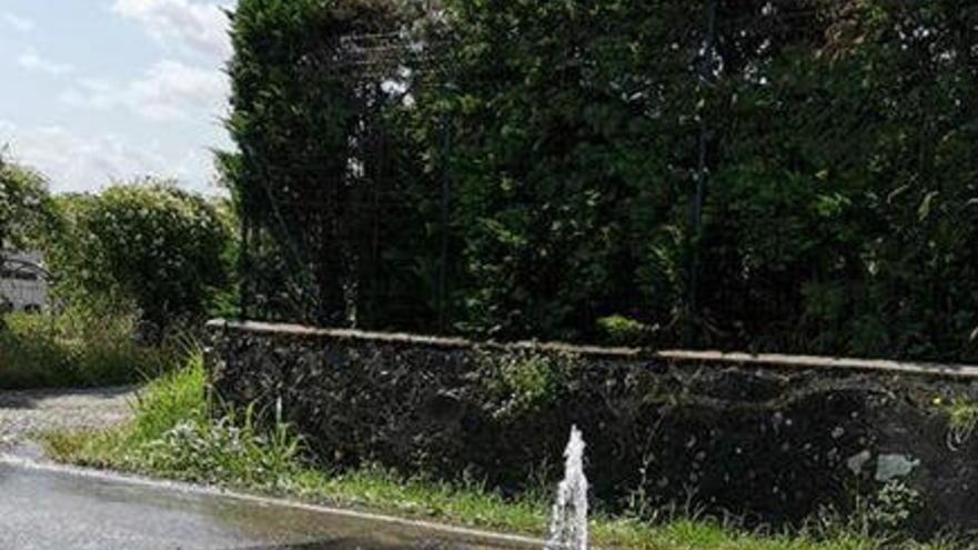 Tubo rotto: una fontana in mezzo alla strada
