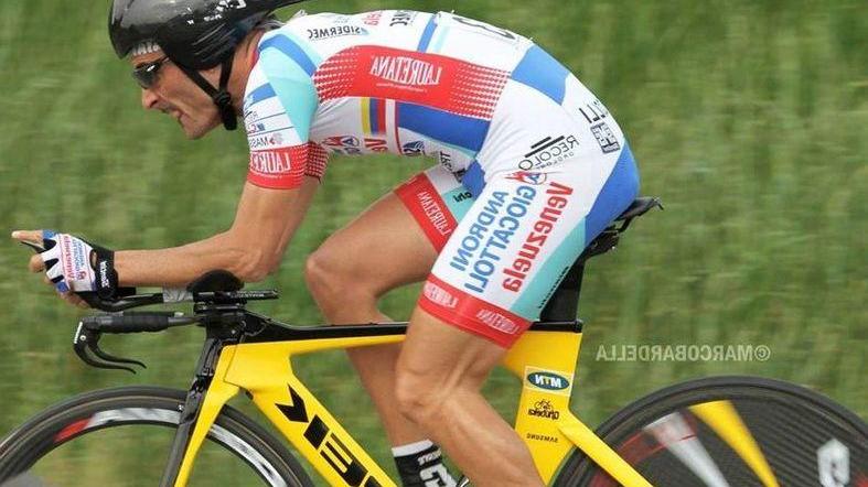 Paolo Ferrari nel gruppo degli atleti paralimpici che portano il testimone fino a S. Maria di Leuca