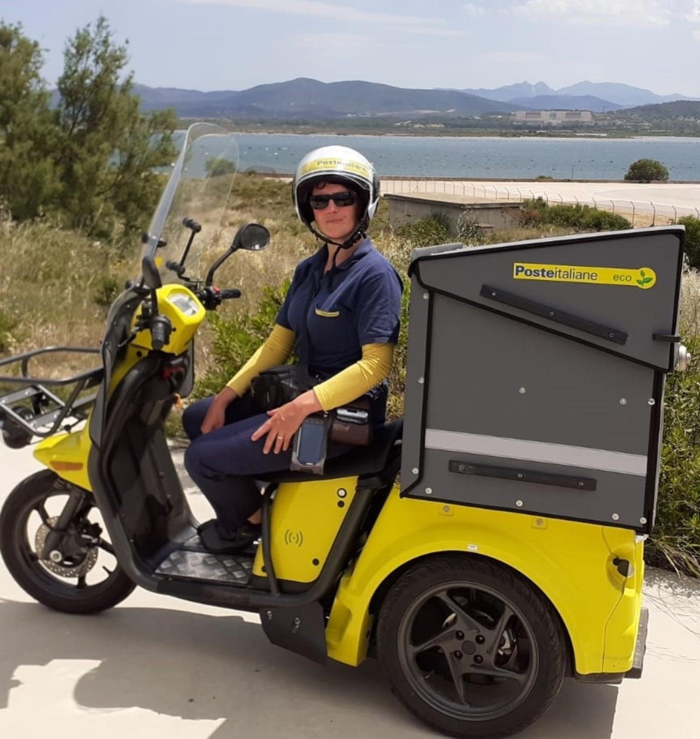 Due nuovi motocicli elettrici a tre ruote per i portalettere 