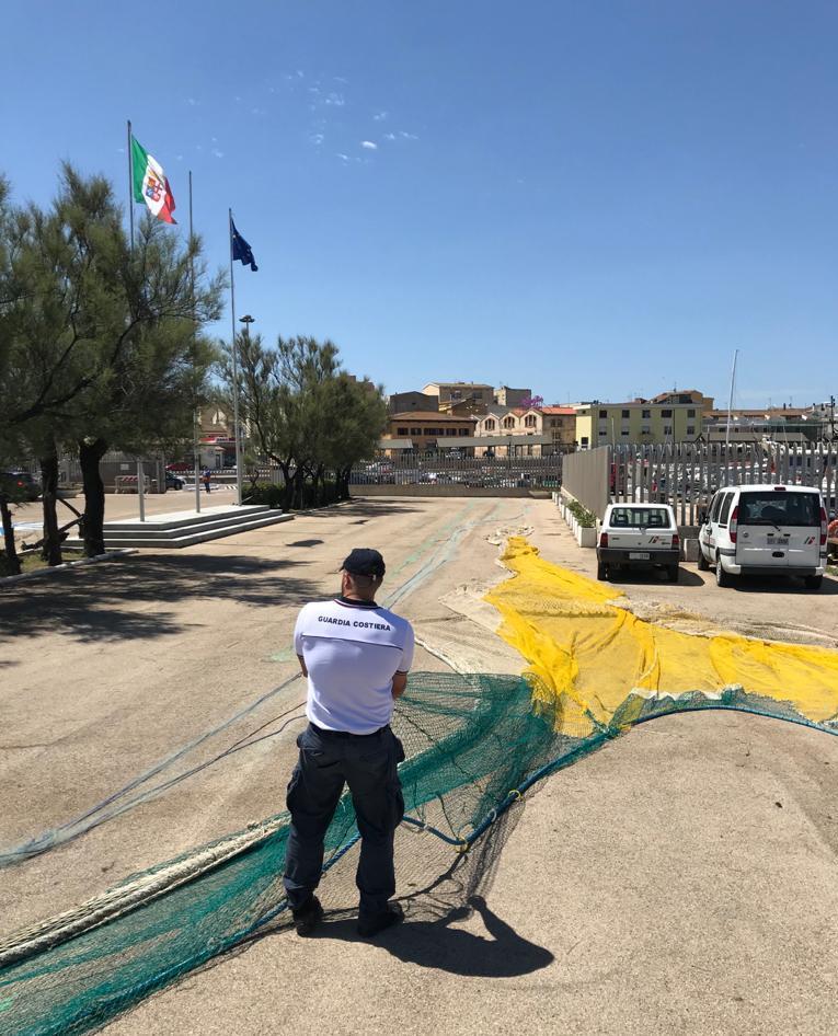 Pescava con rete vietata comandante multato 