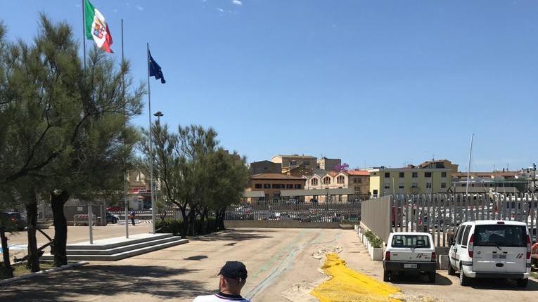 Pescava con rete vietata comandante multato