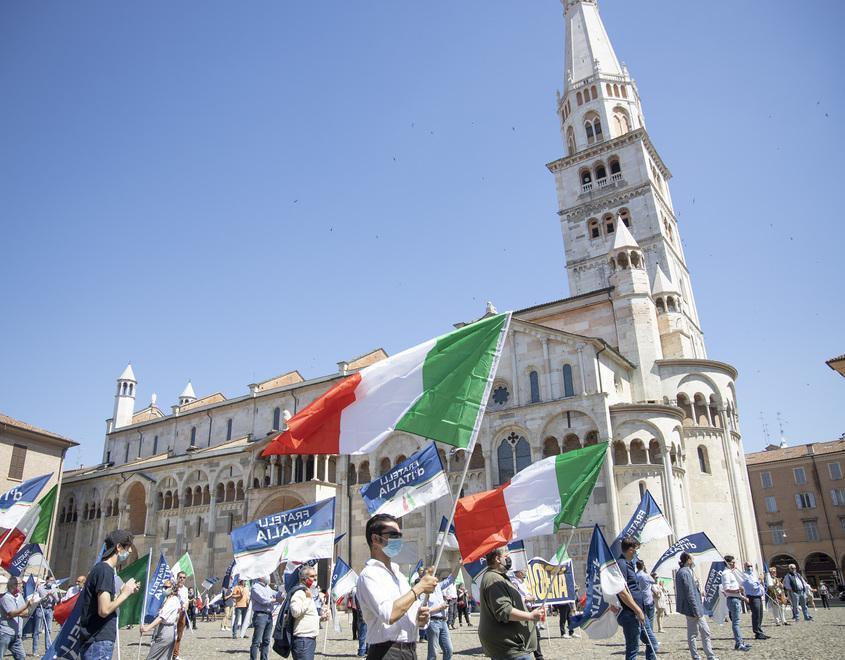 Modena. I “meloniani” in piazza contro Muzzarelli: «Aumenta le tasse in piena emergenza» 