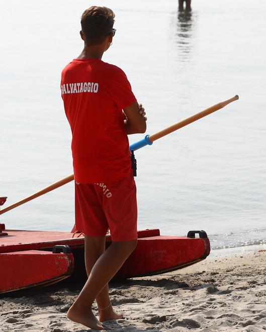 Ai Lidi di Comacchio tornano i bagnini, dubbi su mascherina e limiti per le piscine 