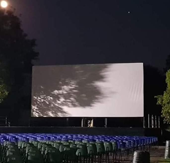 Il cinema vuole ripartire ma mancano film. Arene all’aperto pronte, piccole sale chiuse 