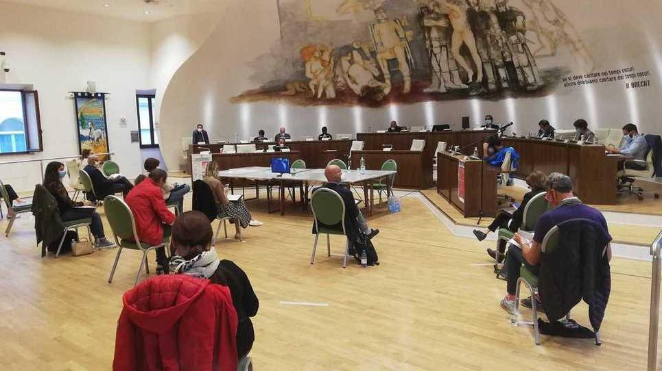 Cecina, bilancio 2020 in rosso di 869mila euro, tagli alle spese e stop assunzioni per 1 anno