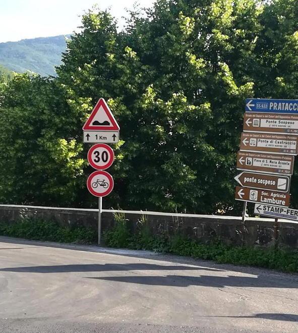 Ciclisti in piazza contro il divieto alle bici sulle strade montane 
