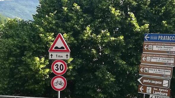 Ciclisti in piazza contro il divieto alle bici sulle strade montane